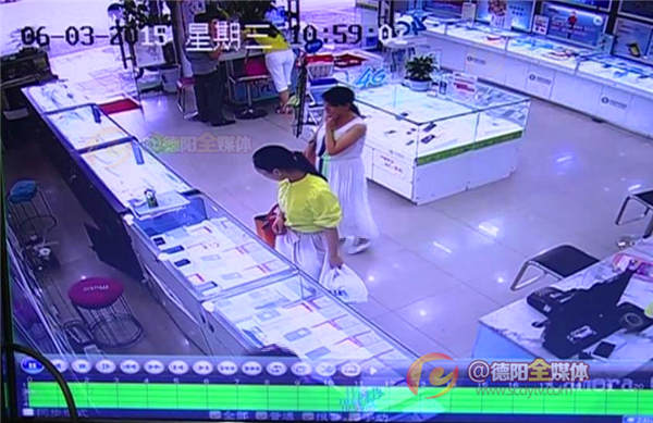 绵竹两女子店内盗窃手机监控记录全过程