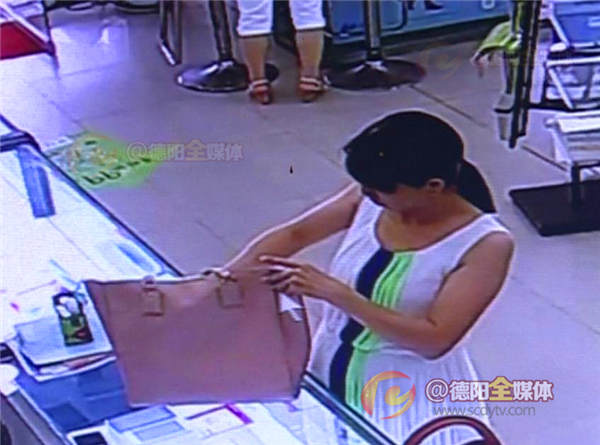 绵竹两女子店内盗窃手机监控记录全过程