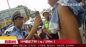男子不戴头盔醉驾套牌车 被交警逮个正着