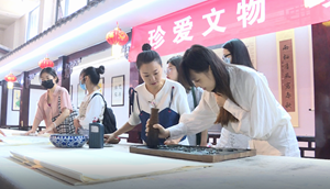 研学体验年画创作 激发艺术设计灵感