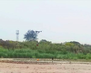 绵竹：男子被困 无人机空降救援设备施救