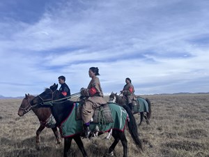 铸牢共同体 中华一家亲丨骑上摩托骏马，把党的好声音传到草原最深处